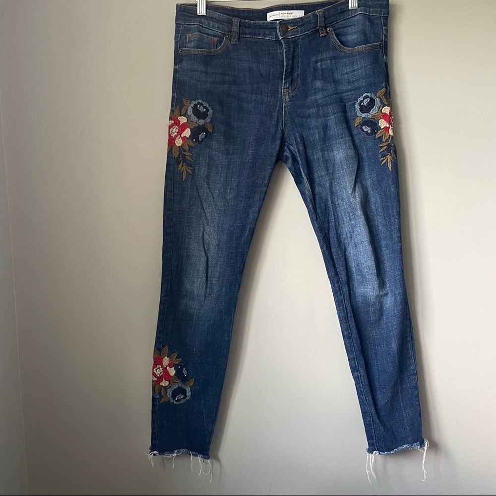 Stradivarius Embroidered skinny jeans size 6